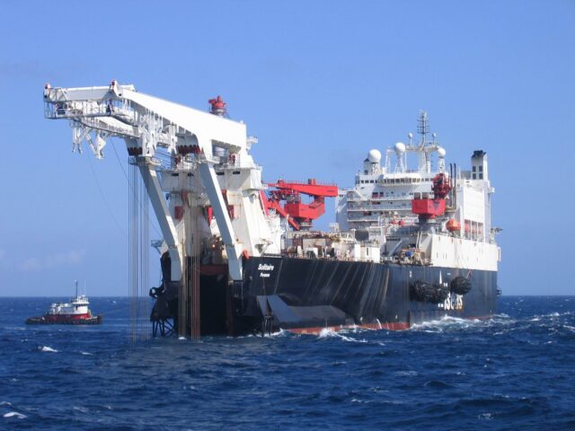Allseas_Solitaire,_pijplegschip